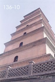 Foto 136-10 - Con siete pisos y 64 metros de altura, la torre de la Gran Pagoda del Ganso Salvaje (Big Wild Goose Pagoda) en la ciudad de Xían China - 17-Junio-2006