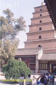 Foto 136-11 - Visitantes al pie de la torre de la Gran Pagoda del Ganso Salvaje (Big Wild Goose Pagoda) en la ciudad de Xían China - 17-Junio-2006