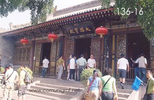 Foto 136-16 - Visitantes en la entrada al pie del templo budista de La Gran Pagoda del Ganso Salvaje (Big Wild Goose Pagoda) en la ciudad de Xían China - 17-Junio-2006