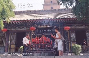 Foto 136-24 - Encendiendo velas antes de entrar al pie del templo budista de La Gran Pagoda del Ganso Salvaje (Big Wild Goose Pagoda) en la ciudad de Xían China - 17-Junio-2006