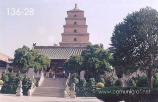 Foto 136-28 - Escalinatas a un recinto espiritual en la zona del templo budista de La Gran Pagoda del Ganso Salvaje (Big Wild Goose Pagoda) en la ciudad de Xían China - 17-Junio-2006