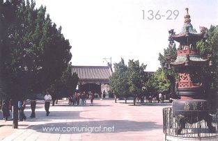 Foto 136-29 - Explanada en la entrada de la zona del templo budista de La Gran Pagoda del Ganso Salvaje (Big Wild Goose Pagoda) en la ciudad de Xían China - 17-Junio-2006