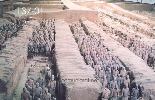 Foto 137-01 - A muchas de las figuras de terracota aún les faltan objetos como lanzas, espadas, etc. en la nave principal de las excavaciones de piezas en el museo de los Guerreros de Terracota en Xiyang cerca de la ciudad de Xían China - 17-Junio-2006