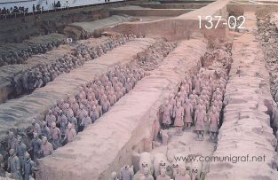 Foto 137-02 - Muchos guerreros y caballos ya completos en la nave principal de las excavaciones de piezas en el museo de los Guerreros de Terracota en Xiyang cerca de la ciudad de Xían China - 17-Junio-2006