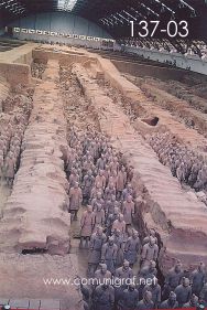 Foto 137-03 - Guerreros de terracota al tamaño natural en restauración en la nave principal de las excavaciones de piezas en el museo de los Guerreros de Terracota en Xiyang cerca de la ciudad de Xían China - 17-Junio-2006