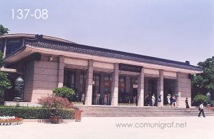 Foto 137-08 - Entrada y salida de la nave principal de las excavaciones en el museo de los Guerreros de Terracota en Xiyang cerca de la ciudad de Xían China - 17-Junio-2006