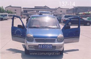 Foto 137-14 - Taxi en el estacionamiento en la entrada al camino peatonal a las instalaciones del museo de los Guerreros de Terracota en Xiyang cerca de la ciudad de Xían China - 17-Junio-2006