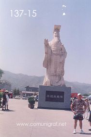 Foto 137-15 - Escultura gigante del primer emperador de china Qin Shi Huang en la entrada al estacionamiento de la zona del museo de los Guerreros de Terracota en Xiyang cerca de la ciudad de Xían China - 17-Junio-2006