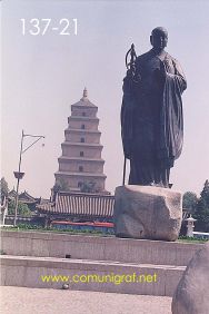 Foto 137-21 - Al frente la escultura de Buda y al fondo la torre de la Gran Pagoda del Ganso Salvaje (Big Wild Goose Pagoda) en la ciudad de Xían China - 17-Junio-2006
