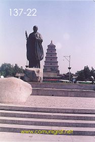 Foto 137-22 - Otra toma de la escultura de Buda en la parte exterior de la zona de la Gran Pagoda del Ganso Salvaje (Big Wild Goose Pagoda) en la ciudad de Xían China - 17-Junio-2006