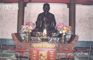 Foto 137-26 - Estatua de Buda en uno de los recintos espirituales en la parte trasera de la torre de La Gran Pagoda del Ganso Salvaje (Big Wild Goose Pagoda) en la ciudad de Xían China - 17-Junio-2006