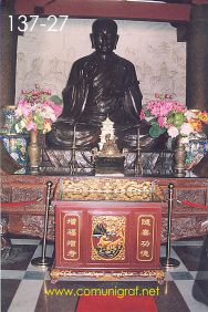 Foto 137-27 - Otra toma de la estatua de Buda en uno de los recintos espirituales en la parte trasera de la torre de La Gran Pagoda del Ganso Salvaje (Big Wild Goose Pagoda) en la ciudad de Xían China - 17-Junio-2006