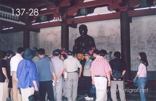 Foto 137-28 - Visitantes en uno de los recintos espirituales en la parte trasera de la torre de La Gran Pagoda del Ganso Salvaje (Big Wild Goose Pagoda) en la ciudad de Xían China - 17-Junio-2006
