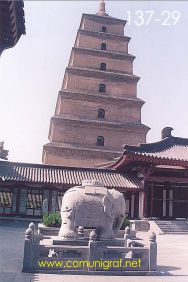 Foto 137-29 - Escultura de elefante en la parte posterior de la torre de la Gran Pagoda del Ganso Salvaje (Big Wild Goose Pagoda) en la ciudad de Xían China - 17-Junio-2006