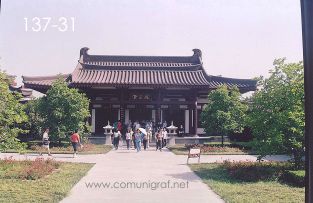 Foto 137-31 - Entrada y salida de uno de los recintos espirituales en la parte trasera de la torre de La Gran Pagoda del Ganso Salvaje (Big Wild Goose Pagoda) en la ciudad de Xían China - 17-Junio-2006