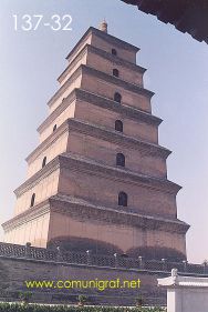 Foto 137-32 - En poco tiempo, la pagoda se convirtió en el centro de traducción más importante de textos budistas. La torre de la Gran Pagoda del Ganso Salvaje (Big Wild Goose Pagoda) en la ciudad de Xían China - 17-Junio-2006