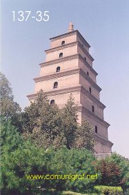 Foto 137-35 - El propósito de su construcción fue el de albergar una serie de escritos budistas que trajo consigo el monje Xuanzang después de un viaje a la India. La torre de la Gran Pagoda del Ganso Salvaje (Big Wild Goose Pagoda) en la ciudad de Xían China - 17-Junio-2006