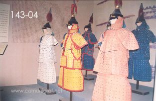 Foto 143-04 - Vestimentas de guerreros históricos en uno de los museos del interior del Palacio Imperial de la ciudad prohibida en Beijing (Pekín), China - 18-Junio-2006