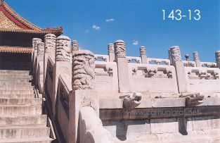 Foto 143-13 - Detalle en una de las escalinatas restauradas en el interior del Palacio Imperial de la ciudad prohibida en Beijing (Pekín), China - 18-Junio-2006