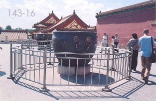 Foto 143-16 - Inmenso jarrón histórico en el interior del Palacio Imperial de la ciudad prohibida en Beijing (Pekín), China - 18-Junio-2006