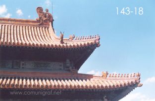 Foto 143-18 - Detalle de otro de los techos de una de las construcciones del interior del Palacio Imperial de la ciudad prohibida en Beijing (Pekín), China - 18-Junio-2006