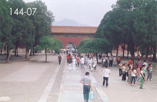Foto 144-07 - Visitantes en uno de los lugares históricos cerca de Beijing (Pekín), China- 18-Junio-2006