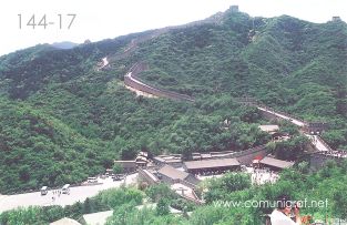 Foto 144-17 - Pequeño tramo de los más de siete mil kilómetros de la Gran Muralla China en la zona de Badaling a 80 km. aprox de Beijing (Pekín), China- 18-Junio-2006