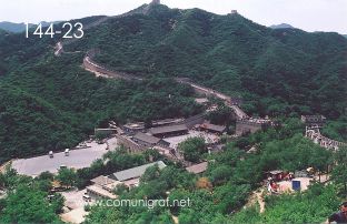 Foto 144-23 - La Gran Muralla China serpenteando por los cerros en la zona de Badaling a 80 km. aprox de Beijing (Pekín), China - 18-Junio-2006