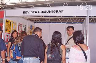 Foto 18-20 - Visitantes en el stand de la Revista Artes Gráficas Comunigraf en la Expo Artes Gráficas León 2003 en el Poliforum de la ciudad de León, Gto. México.