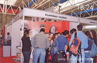 Foto 18-24 - Visitantes en el stand de Playeras Yazbek en la Expo Artes Gráficas León 2003 en el Poliforum de la ciudad de León, Gto. México.