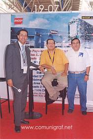 Foto 19-07 - En el stand de Ragsa: León Felipe Domínguez Sada, Raúl Rubí Plata y Humberto Hernández en la Expo Artes Gráficas León 2003 en el Poliforum de la ciudad de León, Gto. México.