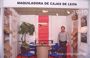 Foto 19-10 - C.P. Héctor Portillo Ruíz en el stand de Maquiladora de Cajas de León en la Expo Artes Gráficas León 2003 en el Poliforum de la ciudad de León, Gto. México.