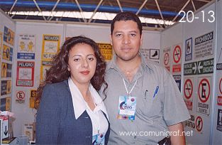 Foto 20-13 - En el stand de la revista Comunigraf, Verónica Gómez Gallegos y Manuel Aranda Rodríguez en la Expo Artes Gráficas León 2003 en el Poliforum de la ciudad de León, Gto. México.