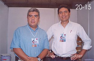 Foto 20-15 - Juan Antonio González Acevedo y Ernesto Leyes Revilla en el stand de Inteck en la Expo Artes Gráficas León 2003 en el Poliforum de la ciudad de León, Gto. México.