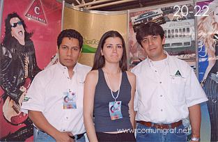 Foto 20-22 - Víctor Cruz, Adriana Alcalá y Gilberto Chávez en el stand de Clademex en la Expo Artes Gráficas León 2003 en el Poliforum de la ciudad de León, Gto. México.
