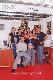 Foto 20-30 - Grupo de alumnos de la 4a. Generación del Instituto de Capacitación en Artes Gráficas del Estado de Guanajuato ICAGG en la Expo Artes Gráficas León 2003 en el Poliforum de la ciudad de León, Gto. México.