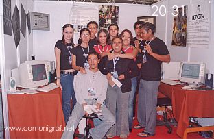 Foto 20-31 - Grupo de alumnos de la 4a. Generación del Instituto de Capacitación en Artes Gráficas del Estado de Guanajuato ICAGG en la Expo Artes Gráficas León 2003 en el Poliforum de la ciudad de León, Gto. México