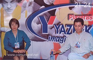 Foto 21-24 - Ma. de Lourdes Aranda y Gerardo Moreno en el stand de Playeras Yazbek en la Expo Artes Gráficas León 2003 en el Poliforum de la ciudad de León, Gto. México.
