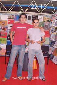 Foto 22-15 - Jehová Mendoza y Ricardo Álvarez en el stand de Bolsa Manía en la Expo Artes Gráficas León 2003 en el Poliforum de la ciudad de León, Gto. México.