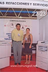 Foto 22-23 - Francisco Javier Domínguez R. y Miriam Ivette Grimaldo de Copiadoras Ricoh en la Expo Artes Gráficas León 2003 en el Poliforum de la ciudad de León, Gto. México.