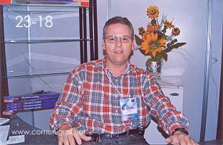 Foto 23-18 - Lic. Emilio Abogaber Giacoman de Productora y Comercializadora de Cajas de León en la Expo Artes Gráficas León 2003 en el Poliforum de la ciudad de León, Gto. México.