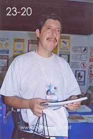 Foto 23-20 - En el stand de la Revista Comunigraf, Salvador Zamora Menchaca de Zamont en la Expo Artes Gráficas León 2003 en el Poliforum de la ciudad de León, Gto. México.