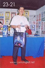 Foto 23-21 - Salvador Zamora Menchaca de Zamont en el stand de la Revista Comunigraf en la Expo Artes Gráficas León 2003 en el Poliforum de la ciudad de León, Gto. México.