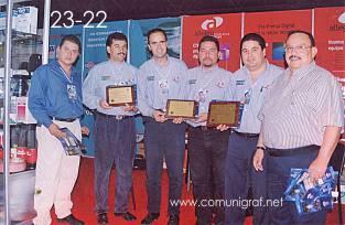 Foto 23-22 - Representantes de Allegro Pre-prensa digital, mostrando sus reconocimientos de participación de parte de Don Raúl Erbez Cortéz (Q.E.P.D.) (derecha) en la Expo Artes Gráficas León 2003 en el Poliforum de la ciudad de León, Gto. México.