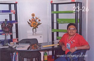 Foto 23-26 - Persona no indentificada en el stand de Cortemex Matrices de León en la Expo Artes Gráficas León 2003 en el Poliforum de la ciudad de León, Gto. México