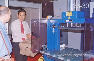 Foto 23-30 - El Sr. José Díaz de EAMmosca explicando a uno de los visitantes el procedimiento de empaque en una de sus máquinas en la Expo Artes Gráficas León 2003 en el Poliforum de la ciudad de León, Gto. México.