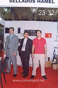 Foto 23-32 - Roberto Barranco, Damian Corona y Víctor García Díaz de Sellados Hamel en la Expo Artes Gráficas León 2003 en el Poliforum de la ciudad de León, Gto. México.