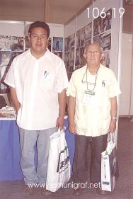 Foto 106-19 - Persona no identificada y Don Rodolfo Velarde en la Expo Mexigrafika 2006 realizada del 25 al 27 de Mayo 2006 en el Centro de Exposiciones Cintermex de la ciudad de Monterrey, N.L. México.