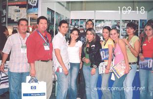 Foto 109-18 - Amado Rodríguez y Daniel Ernesto Aguirre y un Grupo de jóvenes en el Stand Comunigraf en la Expo Mexigrafika 2006 realizada del 25 al 27 de Mayo 2006 en el Centro de Exposiciones Cintermex de la ciudad de Monterrey, N.L. México.