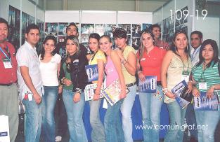 Foto 109-19 - Jóvenes en el Stand Comunigraf en la Expo Mexigrafika 2006 realizada del 25 al 27 de Mayo 2006 en el Centro de Exposiciones Cintermex de la ciudad de Monterrey, N.L. México.